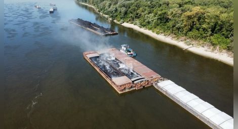 Обгазилата Русе баржа с 2400 тона въглища пламнала още на 8 юли