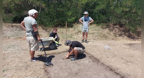 Британски студенти участват в спасителни разкопки след иманярски набези край Мечка