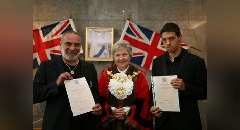 Връчване на сертификата за британско гражданство на Кирил Узунов /Karlo Zuno/ и на неговия син Стефан в канцеларията на Бъкингамския дворец, 2009 г.
