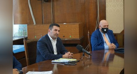 Красимир Даков и тогавашният директор на РИОСВ Анатоли Станев участваха в заседание на общинската комисия по екология, която разгледа инвестиционното намерение на бизнесмена през октомври миналата година. Снимка: Архив „Утро“