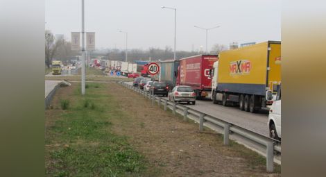 Юристи: Организацията на тежкия трафик към Дунав мост гази куп разпоредби