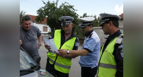 Румънски полицаи следят за поведението по пътищата в Русенско на сънародниците си