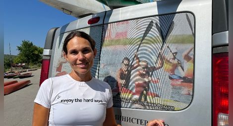 Световна вицешампионка в каяка учи деца  да въртят греблото на езерото Липник