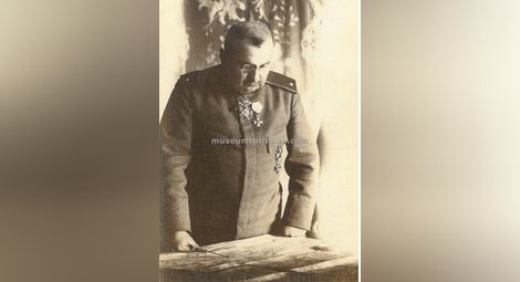 Генерал Пантелей Киселов пред тактическите карти в Северна Добруджа, декември 1916 г.
