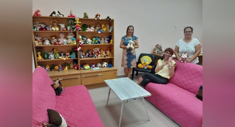 „Стая за терапия с играчки“ помага на украински деца срещу шока от войната