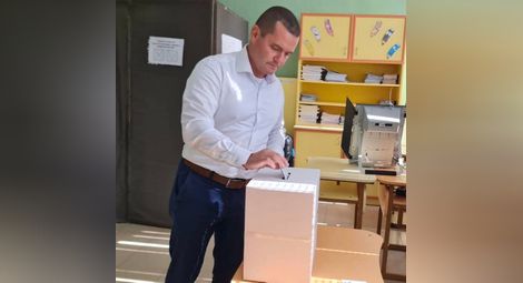         Избирам думата „вярвам“ за днешния вот. И мисъл за „после“, за „нас“, за България. Гласувай, Русе!, призова вчера в профила си във фейсбук кметът Пенчо Милков, след като пусна своя глас.  Снимка: Фейсбук
