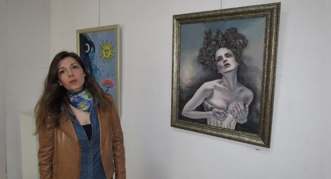 Девина Грозданова с любимата си картина „Жан“.			Снимка: Русе Медиа
