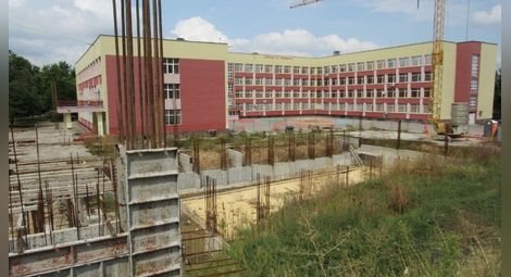 Фалитът на една от най-старите строителни фирми в Русе ще забави изграждането на спортния комплекс в СУ „Васил Левски“.  Снимка: Архив