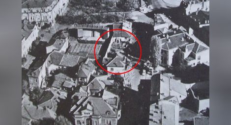 На въздушна снимка на централната градска част на Русе откриваме все още несъборената стара къща на Блаущайн, където може да се види градината на покрива. Там някога е бил макетът на Айфеловата кула. Днес на това място се намира едно от крилата на сградата на новата централна поща.