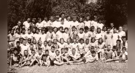 Пионерски лагер на учениците от Основно училище, Поликрайще в Боруш през 1960 г. Ръководители (на последния ред): Никола Попниколов (директор) и Трифонка Попниколова (в средата)