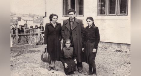 Директорът Никола Попниколов и учителката Трифонка Попниколова с ученички пред Основното училище в Гарван, 1956 г.