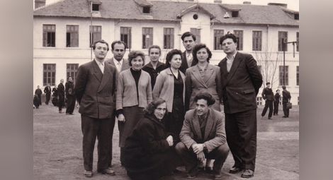 Учителският колектив в Основно училище, Поликрайще пред неговата сграда, 1960 г. Никола Попниколов (директор) &ndash; прав, най-вдясно.