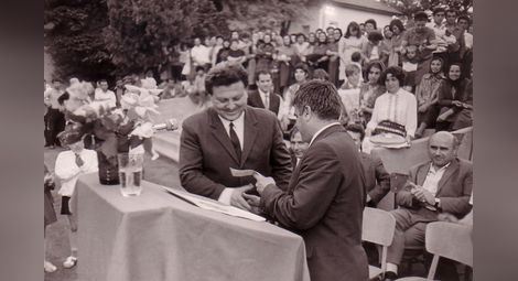 Председателят на ОС на БСФС Камбуров награждава директора Никола Попниколов на церемонията по тържественото откриване на спортния комплекс в двора на Основното училище със Специална Грамота за приноса му в строителството, Поликрайще, 23 май 1972 г.