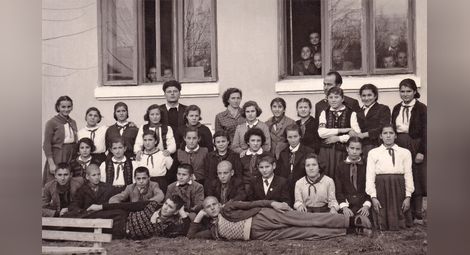 Директорът Никола Попниколов (вляво), Трифонка Попниколова (в средата) и нейният клас пред Основното училище в Гарван, Силистренско, 1958 г.