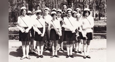 Директорът Никола Попниколов (на последния ред вдясно) със създадения от него оркестър за фанфарна музика при Основно училище, Поликрайще, 1968 г.