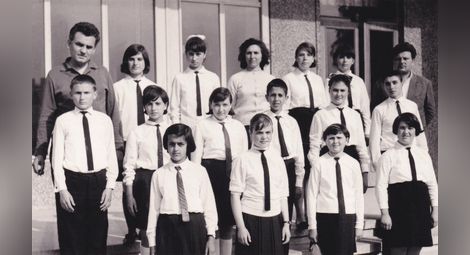 Литературният кръжок &bdquo;Художествено слово&ldquo; след спечелване на първо място в Районното състезание на 20 април 1968 г. Трети ред &ndash; Трифонка Попниколова (ръководителка, в средата) и Никола Попниколов (директор на прогимназията, най-вдясно).