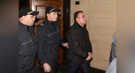 Снимките как полицаи водят съдия Стефанов в съда обиколиха всички медии.
