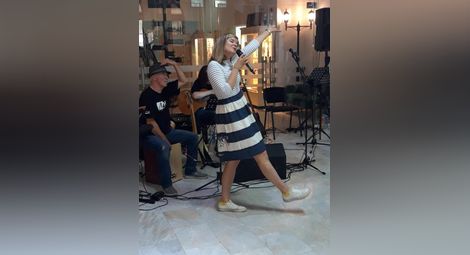 Беквокалистката на Лили Иванова: София Петрова обожава да пее, но избира роля от другата страна на сцената