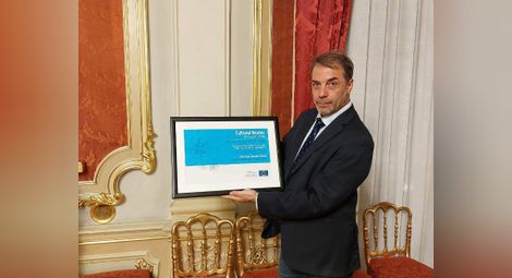 Директорът на музея проф. Николай Ненов показва сертификата, получен в двореца Дверце.                                          Снимка: РИМ