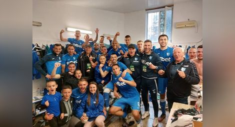 Момчетата от плевенския отбор ликуват в съблекалнята след победата срещу „Литекс“. Снимка: ФБ