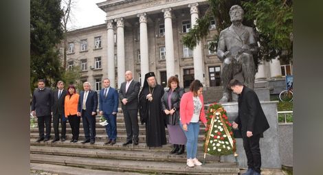 Тържеството за 77-ата годишнина от създаването на Русенския университет започна с поднасяне на венци и цветя пред паметника на Ангел Кънчев пред ректората.               Снимка: РУ