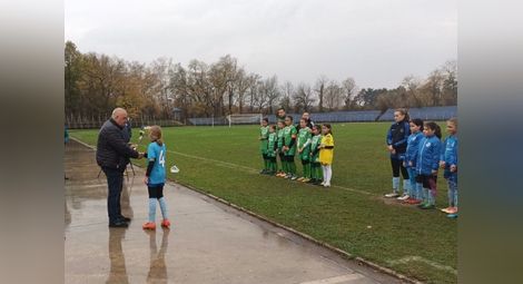 Малките футболистки втори на турнир в Севлиево