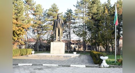 Единственият оцелял паметник на Ленин у нас се намира в Новград, община Ценово, и селото ревниво го пази и поддържа.     Снимка: Архив „Утро“