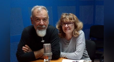 Книгата на Росица и Илия Деведжиеви отбелязва 12 години от създаването на група за детски театър „Камила“. Снимка: Радио Русе