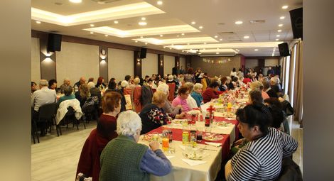 Пенсионерските клубове „Дружба“ и „Калина“ почетоха заедно Деня на християнското семейство в Русе /галерия/