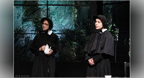 Калин Врачански, Станка Калчева, Мариана Бонева и Радена Вълканова гостуват на Драматичен театър „Сава Огнянов“ – Русе със спектакъла „Съмнение“.
