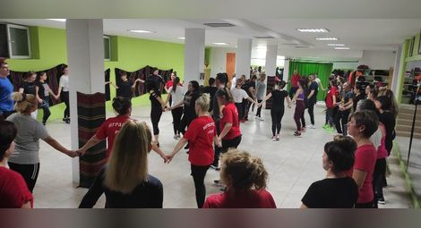 „Българе“ танцуват заедно с „Играорци“ на 16-ия рожден на русенската школа