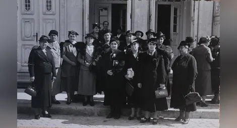 Димитрана Иванова сред делегатки от Русе и Габрово, ХХХII конгрес на БЖС в Русе, септември 1938 г., пред Църковния салон.