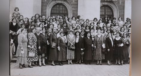 Участничките в ХХV конгрес на Българския женски съюз, юли 1931 г., София, пред „Славянска беседа“.