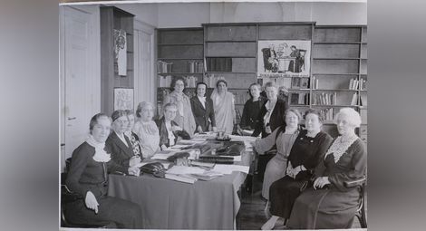 Заседание на Борда на Международния алианс за женско избирателно право и равни граждански права, май 1936 г. Първа вляво е лейди Марджъри Корбет-Ашби, президентка на организацията, до нея - Димитрана Иванова.