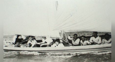 Елена Вапцарова сред курсанти от Морско училище – на ветроходство с гребно-ветроходна лодка ЯЛ-10, Септември 1953 (Инв. № 68039)