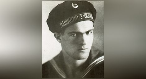 Никола Вапцаров като ученик в Морското машинно училище във Варна, което понастоящем носи неговото име.