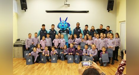 Футболисти на „Дунав“ зарадваха с подаръци деца от Дойче шуле