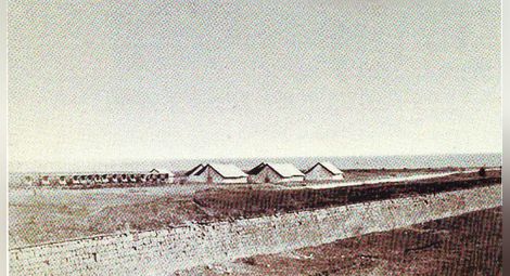 Подвижният лазарет на 33. пехотна руска дивизия до рова на крепостната стена, 27.02.1878 година. 								Снимка: Щабс-капитан Ревенски