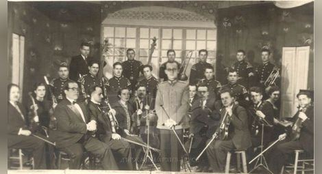 Снимка на симфоничния състав при Музикално дружество „Гусла“, Белоградчик, с диригент Б. Михайлов. Февруари 1940 г.