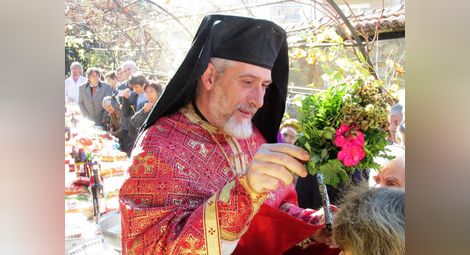 Дядо Неофит поръчал на архимандрит Виктор Мутафов да напише история на църквите и параклисите в епархията