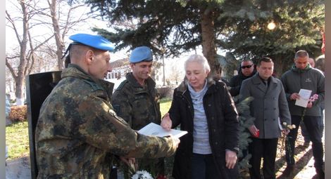 Майката на офицерски кандидат Антон Петров: На този ден сме си дали дума, че докато сме на крака и можем, ще бъдем тук