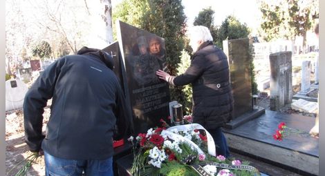Майката на офицерски кандидат Антон Петров: На този ден сме си дали дума, че докато сме на крака и можем, ще бъдем тук