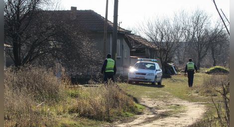 И вчера продължаваха полицейските действия в дома на Благовеста Габровска и около него.                       Снимка: Русе Медиа