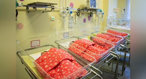 Първото бебе за годината в „Медика“ със специален подарък