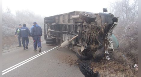 Камион се обърна на необработен срещу лед от Община Иваново път