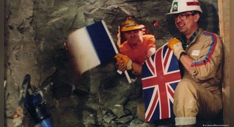 Исторически момент: Греъм Фаг (отляво) и Филип Козет се срещат през декември 1990 в прокопаната тръба под Ламанша.