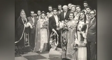 Снимка на Ромео Райчев с Панчо Владигеров, Евгений Немиров и състава след премиерата на операта „Цар Калоян“, 1978 г.