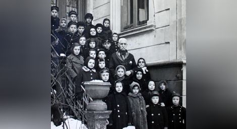 Дарствена снимка с посвещение за Димо П. Смядовски от 26 януари 1943 г. пред дома му в гр. Русе на ул. „Духовно възраждане“ 5 в обкръжението на ученици от 3-то отделение на училище „Хр. Ботев“