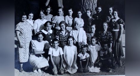 Снимка на Димо Смядовски и втората му съпруга Екатерина (двамата в средата) на почивка с летовници-жени и деца през лятото на 1940.