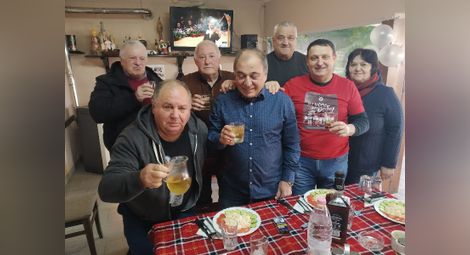 Легендата с флагчето Севдо Петров отпразнува рожден ден с верни приятели